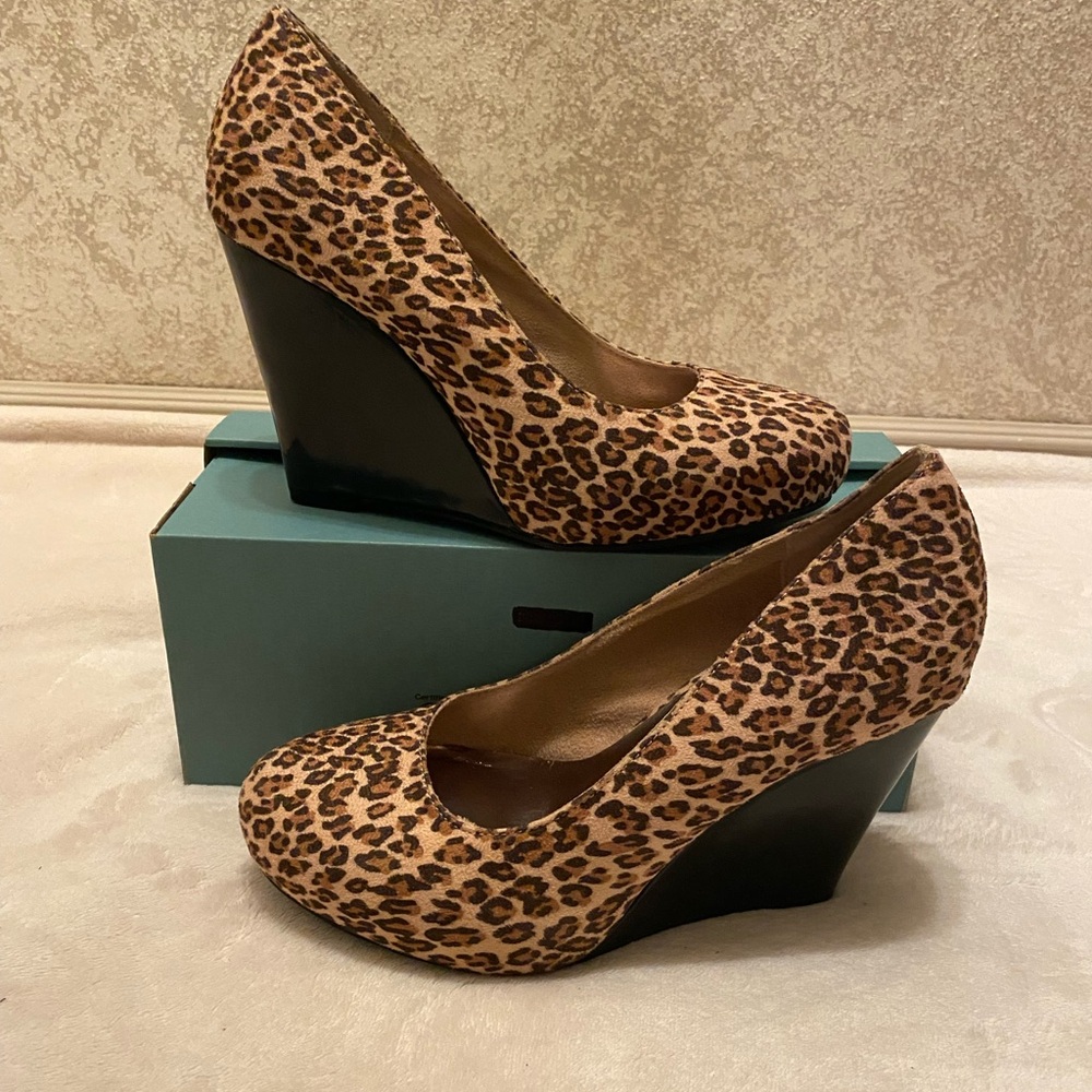 Apostrophe Leopard-Print Wedge Pumps in Brown and Black